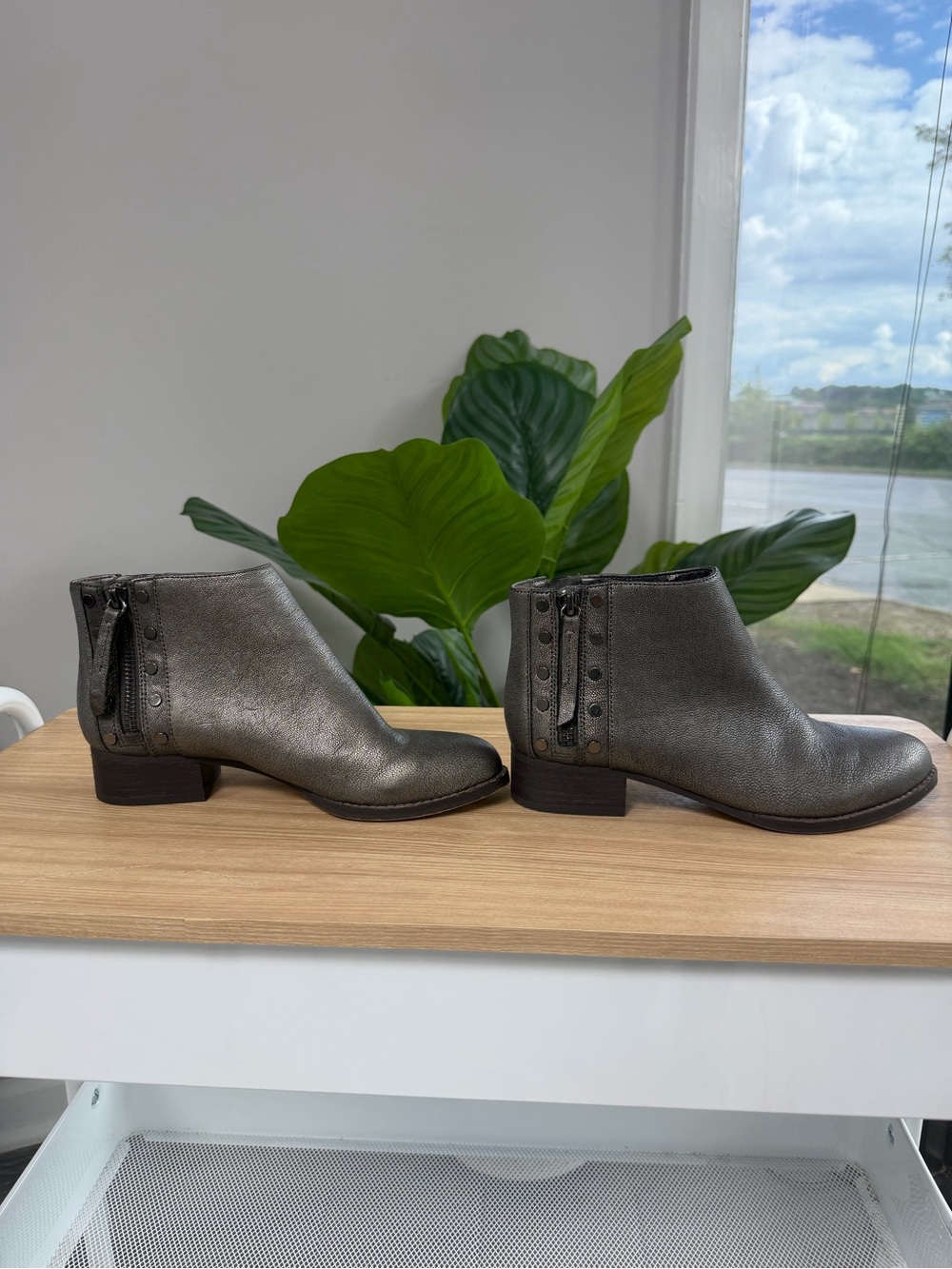 Vince Camuto Catile Metallic Gray Leather Ankle Booties Sz 6M